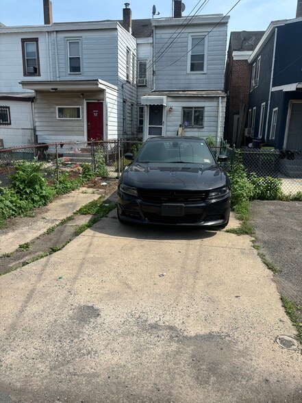 Back Yard / Parking - 248 Morris Ave