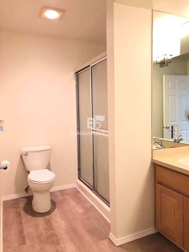 Building Photo - Gorgeous John's Landing Townhome- Luxurious Interior Renovation!