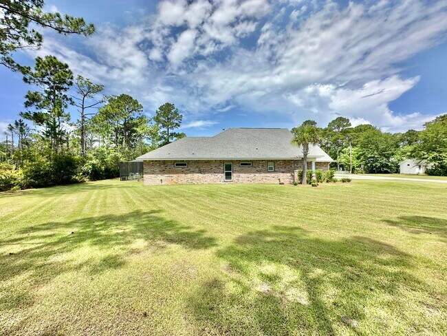 Building Photo - 206 E Pinehurst Dr
