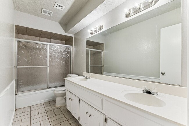 Building Photo - Beautiful brick 3 bedroom, 2 bath, 2 car g...