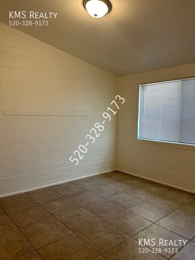 Building Photo - 5126 E Bellevue St