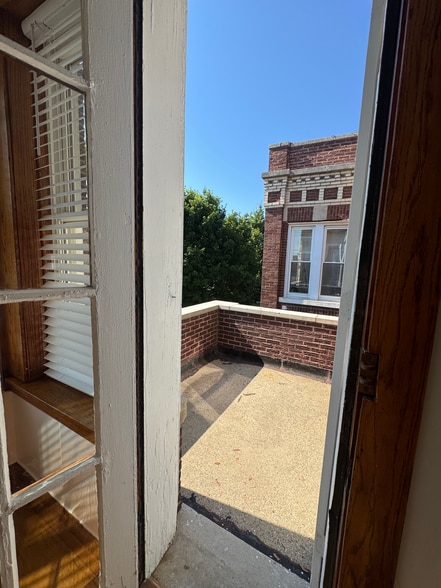Balcony - 2127 Highland Ave