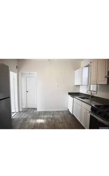 Building Photo - 161 Palisade Ave