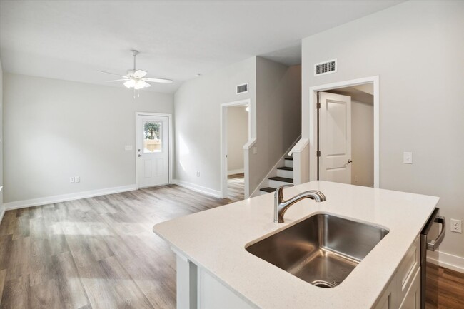 Building Photo - SUBLEASE 3 BED 3 BATH until JULY 15th !!!