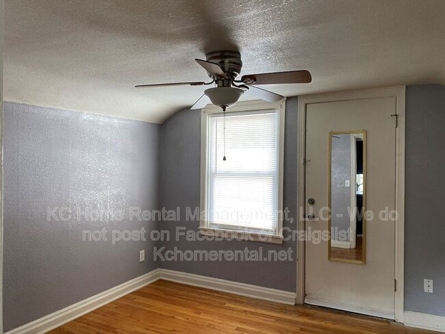 Building Photo - 406 W 77th St