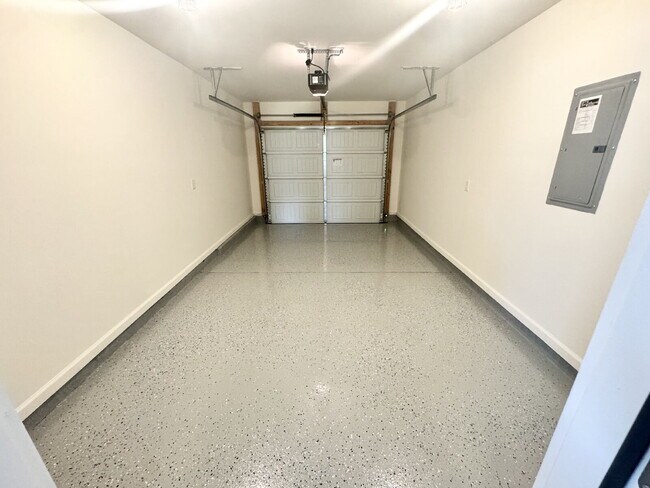 Building Photo - Brand new townhome - Perfect for students or families