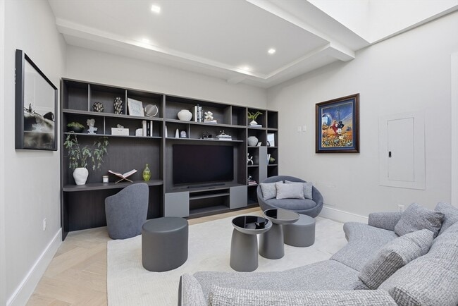 Building Photo - 125 Broad St