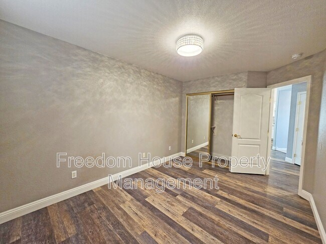 Building Photo - 3630 E Vineyard Dr N