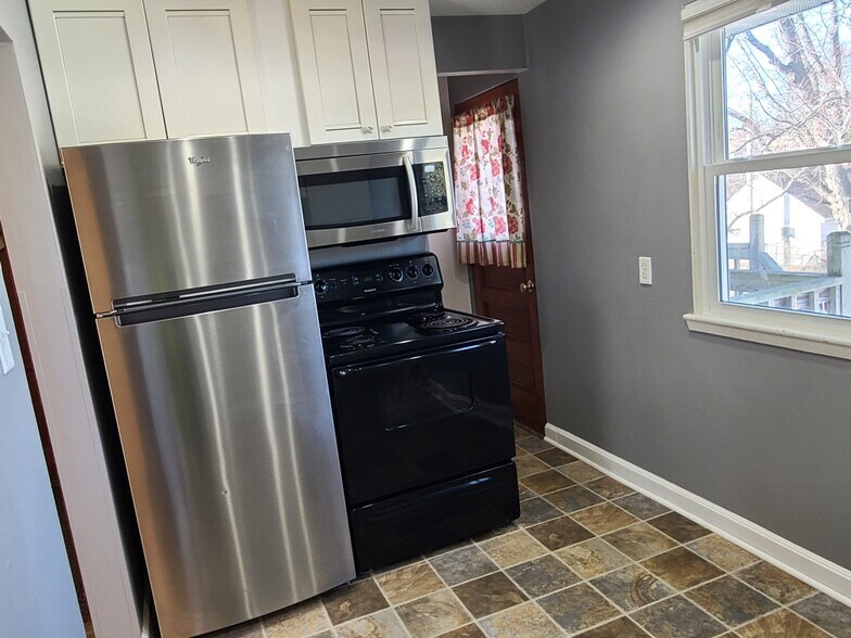 Kitchen - 42 E Lincoln Ave