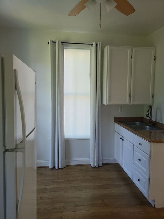 Building Photo - 1 bedroom Historic Cottage half Block from...