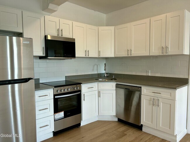 Building Photo - 155 River St