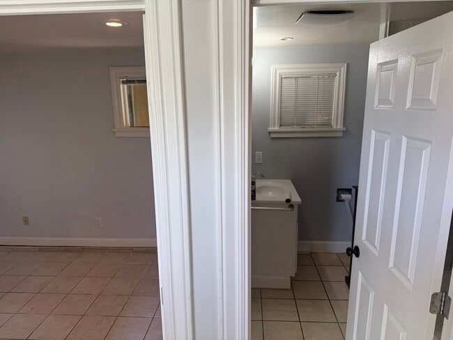 Building Photo - 723 S 30th St