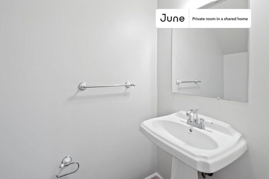 Building Photo - Room in Shared 3 bed/2.5 bath home