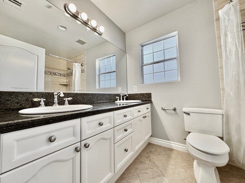 Master bathroom - 27 Hampton Ct