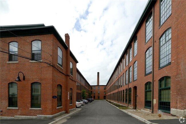 Building Photo - 75 Pocasset St