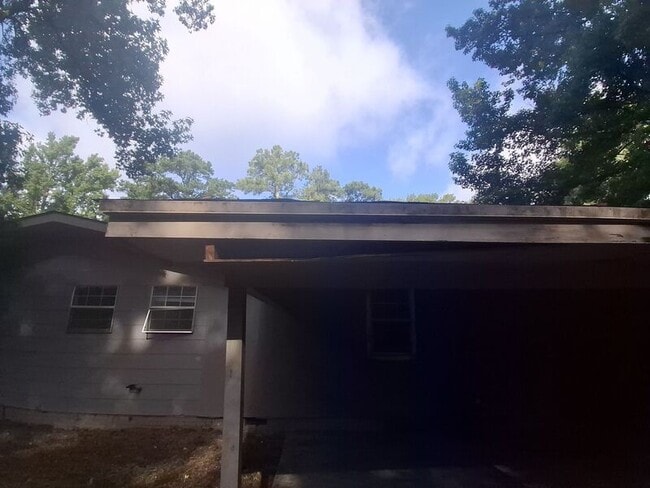 Building Photo - 3058 Woodside Dr