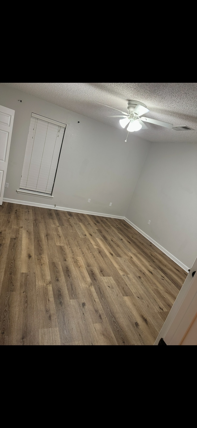 Building Photo - 14732 Hooper Rd