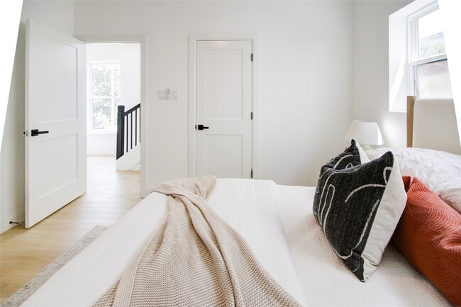 Building Photo - 1214 W 24th St