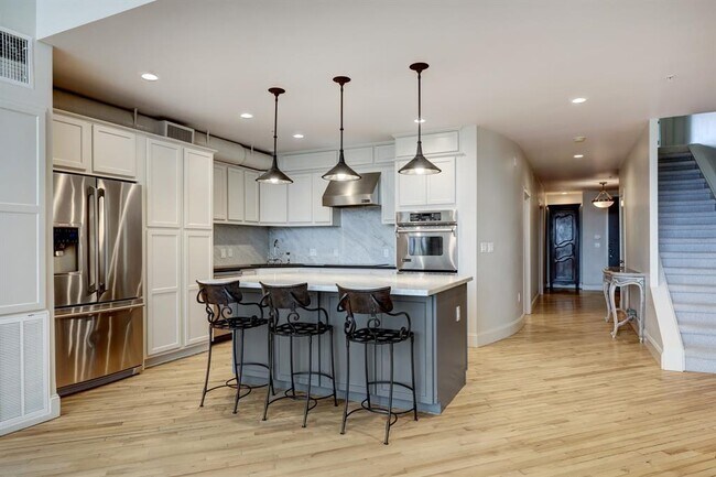 Building Photo - 1025 S Shepherd Dr
