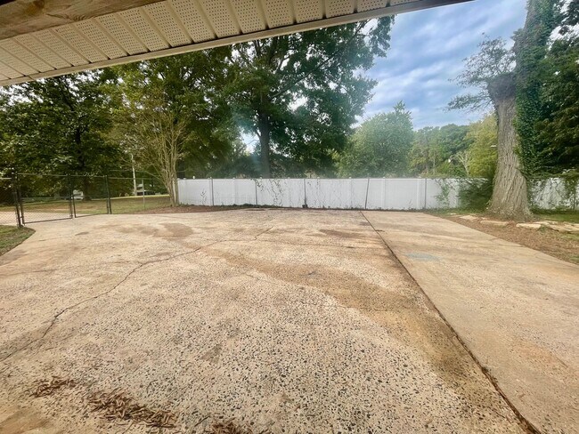 Building Photo - 8224 Douglas Dr