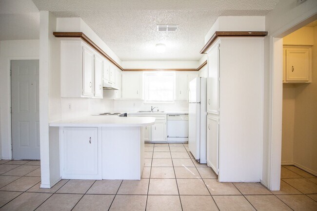 Building Photo - Great 3 bedroom 2 bathroom house in South Lubbock!