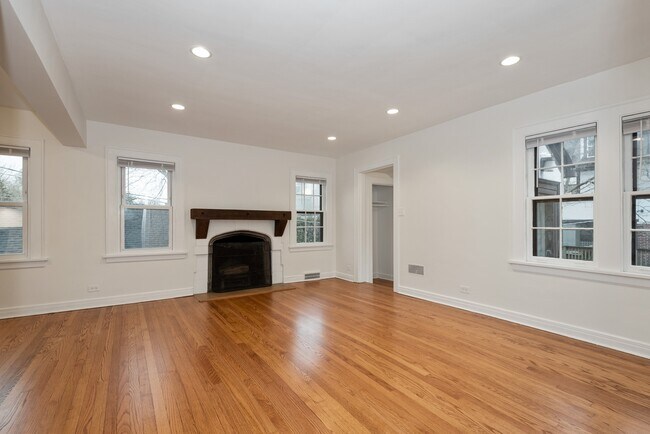 Building Photo - 618 1/2 Sheridan Rd