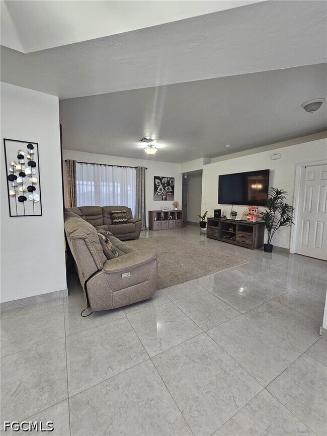 Building Photo - 918 NE 13th St