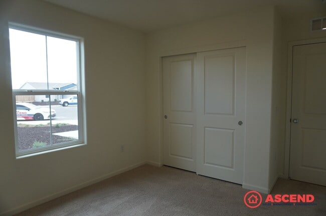 Building Photo - Energy-Efficient 3 Bed / 2 Bath Home with Solar, Garage & Full Kitchen Appliances