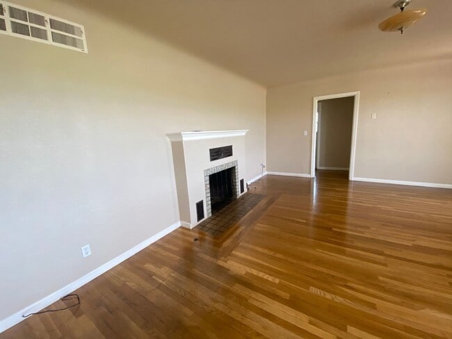 Building Photo - 3 br, 1 bath House - 8227 E. Floral Ave