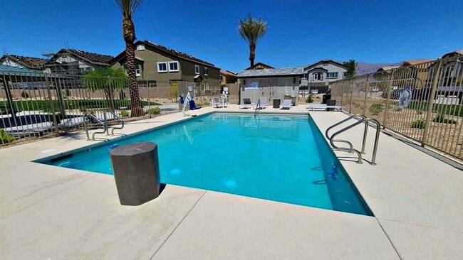 Building Photo - UPGRADED 2 BEDROOM TOWNHOME IN GATED COMMU...