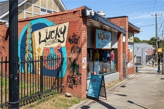 Building Photo - 722 Lakeview Ave NE