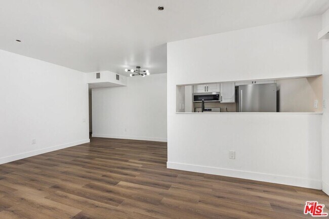 Building Photo - 10960 Ashton Ave