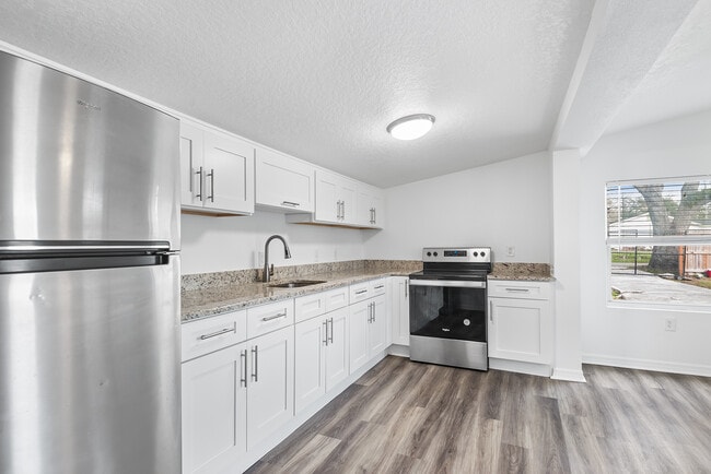 Building Photo - Tampa Back House 3722