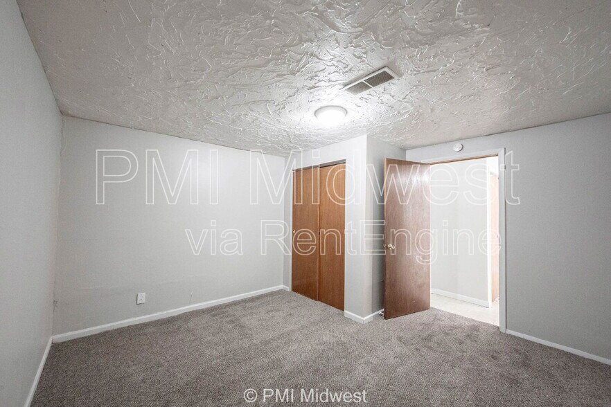 Building Photo - 2121 Euclid Dr