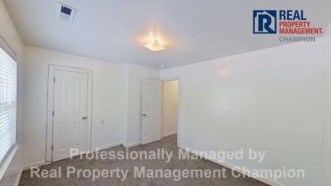 Building Photo - 2 BD/1.5 BA Townhome with Convenient Jacksonville Location