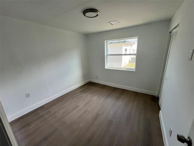 Building Photo - 422 SW 4th Ave