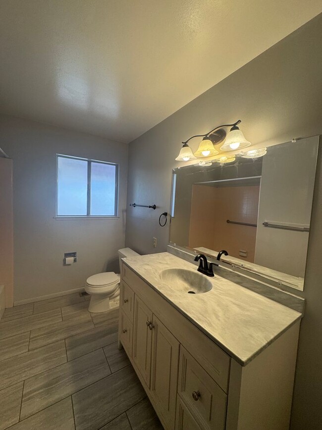 Building Photo - BRIGHT CORNER HOME WITH SPACIOUS BACKYARD ...