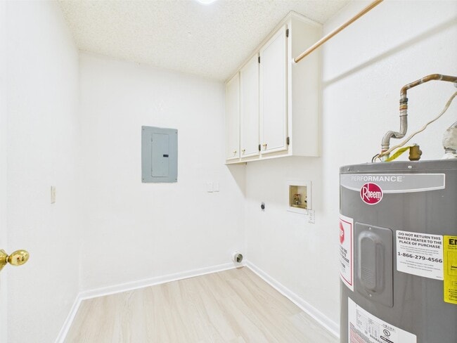 Building Photo - 913 Mayfield Dr