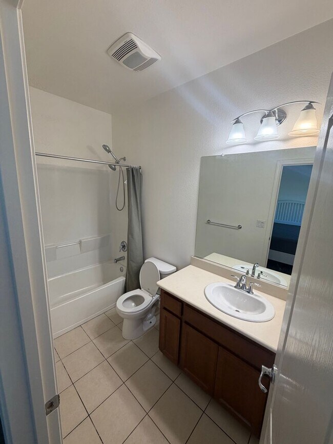 Building Photo - 401 S Hummingbird Ln