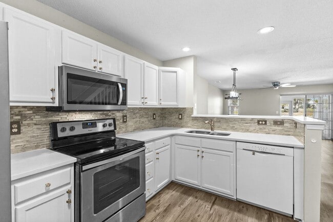 Building Photo - Charming Townhome with Water Views near The Market Common!