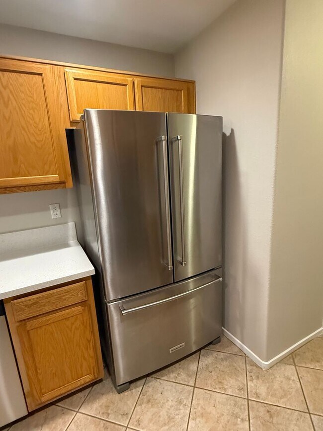 Building Photo - Transformed Townhome