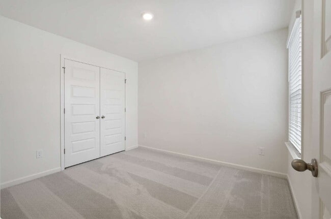 Building Photo - Spacious 3-Bed Townhouse w/ Two Car Garage