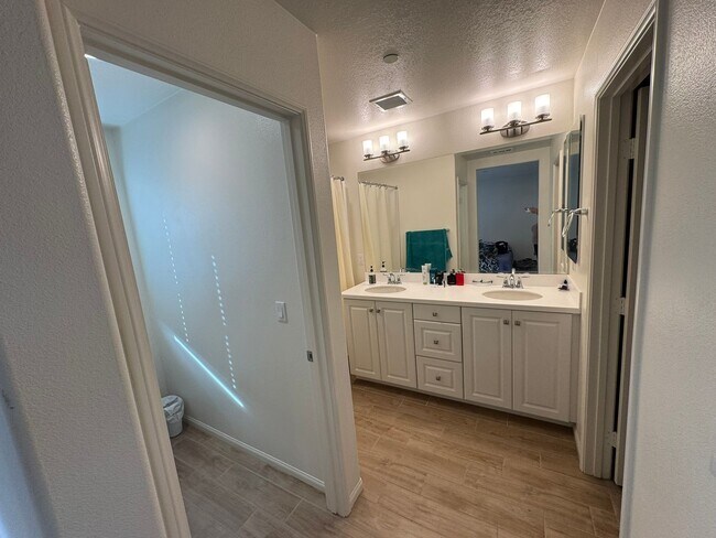 Building Photo - Beautiful 3-Bedroom Home in Vista – Modern...