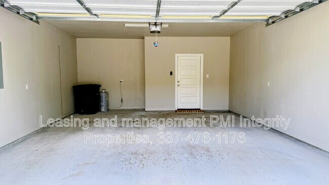 Building Photo - 8103 Stonelake Cir Ave E