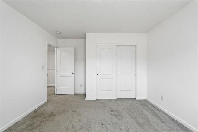 Building Photo - 124 S Glenbrook Ct