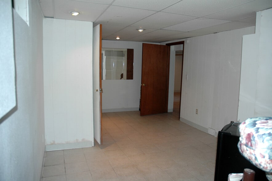 basement bedroom - 941 E Jefferson St