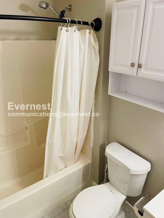 Building Photo - 2107 S Acoma St