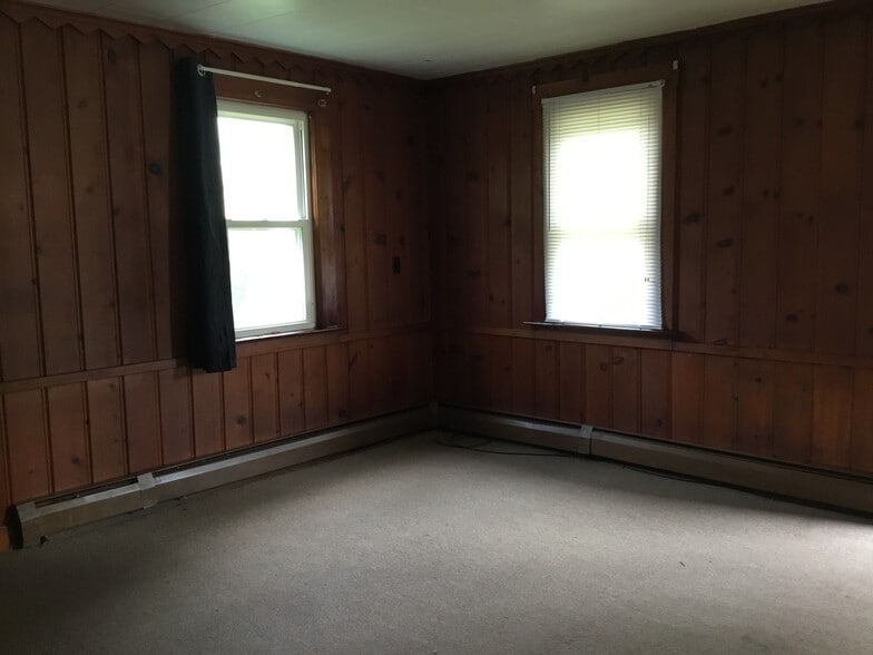Building Photo - 446 Riverside Dr
