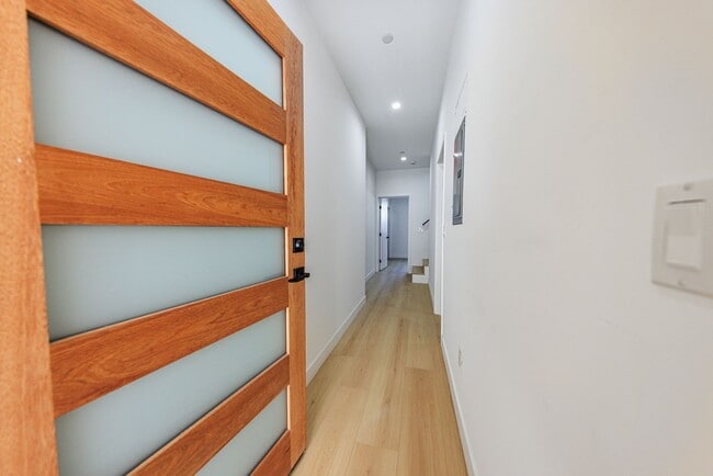 Building Photo - 2847 S Victoria Ave