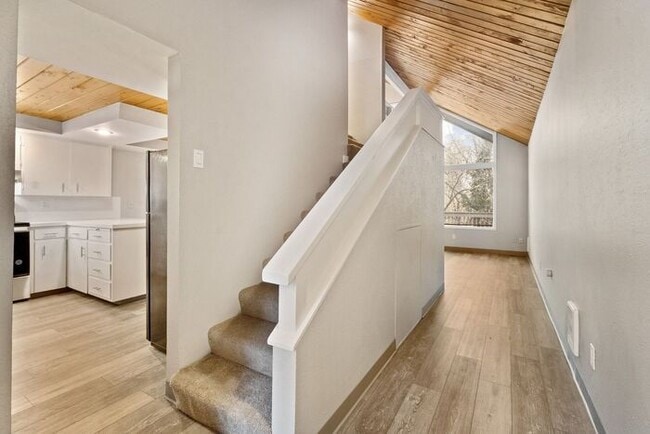 Building Photo - Beautiful Rustic-Style 1-bedroom Apartment...